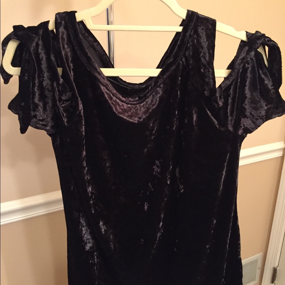 Cold shoulder crushed velvet top
